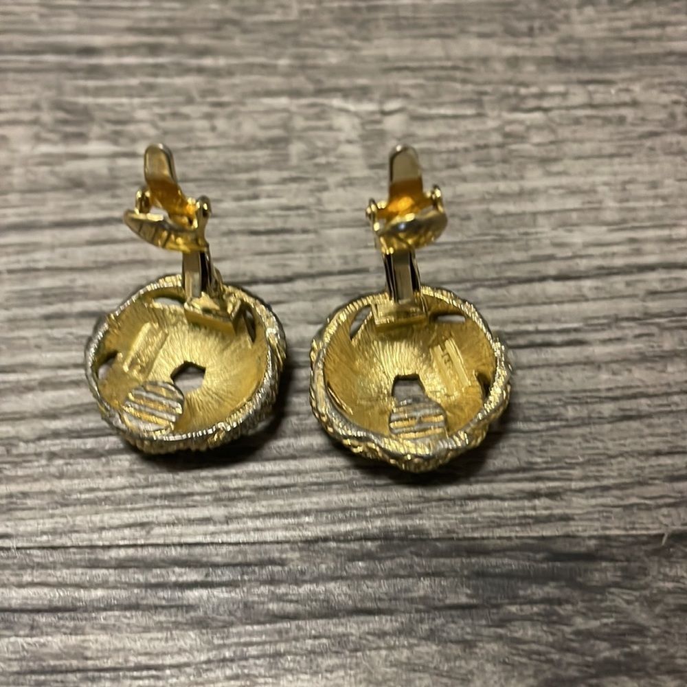 Crown Trifari Gold clip on Earrings/Crown Trifari Gold Swirl Earrings - Picture 6 of 8